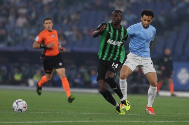Roma, İtalya 26.05.2024: Sassuolo 'dan Pedro Obiang, İtalyan Serie A TIM 2023-2024 futbol karşılaşması sırasında Lazio' dan Felipe Anderson Roma 'daki Olimpiyat Stadyumu' nda SS LAZIO - SASSUOLO.