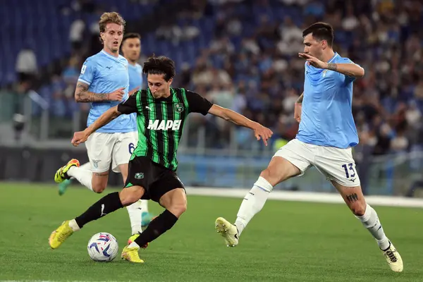 Roma, İtalya 26.05.2024: Sassuolo 'lu Samuele Mulattieri, Lazio' lu Alessio Romagnoli İtalyan Serisi A TIM 2023-2024 futbol karşılaşmasında Roma 'daki Olimpiyat Stadyumu' nda SS LAZIO SASSUOLO 'ya karşı.
