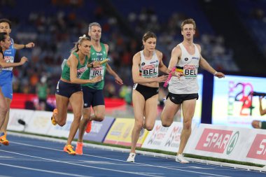 Roma, İtalya 7.06.2024: Christopher O 'DONNELL, Rhasidat ADELEKE, Thomas BARR, İrlandalı Sharlene MAWDSLEY 4 x 400 metre bayrak yarışında altın madalya kazandı.