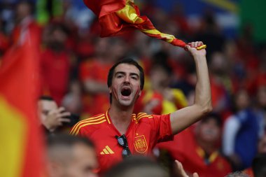 Gelsenkirchen, Almanya 20.06.2024: İspanya ile Gelsenkirchen 'deki Veltins Arena stadyumunda oynanan UEFA EURO 2024 grup B grup futbol maçı sırasında İspanyol taraftarlar kürsüde..