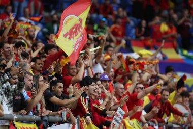 Gelsenkirchen, Almanya 20.06.2024: İspanya ile Gelsenkirchen 'deki Veltins Arena stadyumunda oynanan UEFA EURO 2024 grup B grup futbol maçı sırasında İspanyol taraftarlar kürsüde..