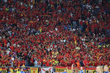 Gelsenkirchen, Almanya 20.06.2024: İspanya ile Gelsenkirchen 'deki Veltins Arena stadyumunda oynanan UEFA EURO 2024 grup B grup futbol maçı sırasında İspanyol taraftarlar kürsüde..