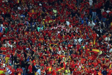 Gelsenkirchen, Almanya 20.06.2024: İspanya ile Gelsenkirchen 'deki Veltins Arena stadyumunda oynanan UEFA EURO 2024 grup B grup futbol maçı sırasında İspanyol taraftarlar kürsüde..