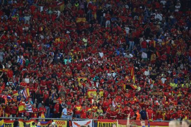 Gelsenkirchen, Almanya 20.06.2024: İspanya ile Gelsenkirchen 'deki Veltins Arena stadyumunda oynanan UEFA EURO 2024 grup B grup futbol maçı sırasında İspanyol taraftarlar kürsüde..