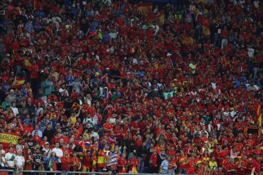 Gelsenkirchen, Almanya 20.06.2024: İspanya ile Gelsenkirchen 'deki Veltins Arena stadyumunda oynanan UEFA EURO 2024 grup B grup futbol maçı sırasında İspanyol taraftarlar kürsüde..
