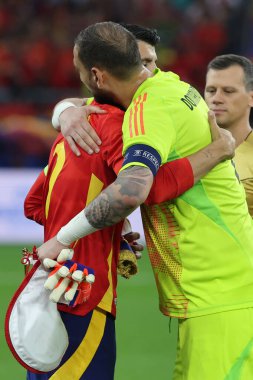 Gelsenkirchen, Almanya 20.06.2024: İspanya 'dan Alvaro Morata ve İtalya' dan Gianluigi Donnarumma, Gelsenkirchen 'deki Veltins Arena stadyumunda İspanya ile İtalya arasında oynanan UEFA EURO 2024 grup B futbol maçını karşıladı..