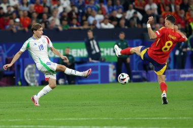 Gelsenkirchen, Almanya 20.06.2024: İtalyan Mateo Retegui, İspanyol Fabian Ruiz UEFA EURO 2024 grup B aşaması futbol maçı sırasında İspanya ile İtalya arasında Gelsenkirchen 'deki Veltins Arena Stadyumu' nda oynanan karşılaşma.