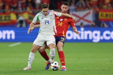 Gelsenkirchen, Almanya 20.06.2024: İtalyan Federico Chiesa, İspanyol Aymeric Laporte UEFA EURO 2024 grup B aşaması futbol maçı sırasında İspanya ile İtalya arasında Gelsenkirchen 'deki Veltins Arena Stadyumu' nda oynanan karşılaşma.