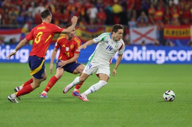 Gelsenkirchen, Almanya 20.06.2024: İtalyan Federico Chiesa, İspanyol Aymeric Laporte UEFA EURO 2024 grup B aşaması futbol maçı sırasında İspanya ile İtalya arasında Gelsenkirchen 'deki Veltins Arena Stadyumu' nda oynanan karşılaşma.