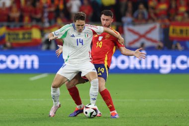 Gelsenkirchen, Almanya 20.06.2024: İtalyan Federico Chiesa, İspanyol Aymeric Laporte UEFA EURO 2024 grup B aşaması futbol maçı sırasında İspanya ile İtalya arasında Gelsenkirchen 'deki Veltins Arena Stadyumu' nda oynanan karşılaşma.