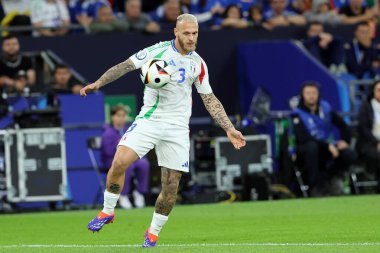 Gelsenkirchen, Almanya 20.06.2024: Gelsenkirchen 'deki Veltins Arena stadyumunda İspanya ile İtalya arasında oynanan UEFA EURO 2024 grup B grup futbol maçı sırasında İtalyan Federico Dimarco.