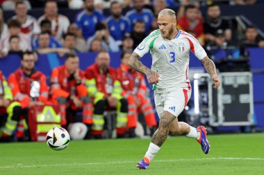 Gelsenkirchen, Almanya 20.06.2024: Gelsenkirchen 'deki Veltins Arena stadyumunda İspanya ile İtalya arasında oynanan UEFA EURO 2024 grup B grup futbol maçı sırasında İtalyan Federico Dimarco.