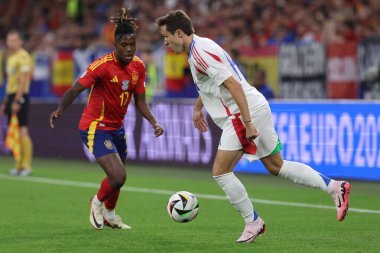 Gelsenkirchen, Almanya 20.06.2024: İspanya 'dan Nico Williams, İtalya' dan Federico Chiesa, İspanya 'nın Gelsenkirchen' deki Veltins Arena Stadyumu 'nda oynanan UEFA EURO 2024 grup B grup futbol maçı sırasında.