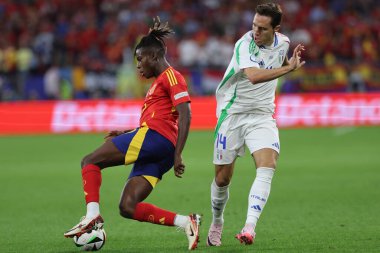 Gelsenkirchen, Almanya 20.06.2024: İspanya 'dan Nico Williams, İtalya' dan Federico Chiesa, İspanya 'nın Gelsenkirchen' deki Veltins Arena Stadyumu 'nda oynanan UEFA EURO 2024 grup B grup futbol maçı sırasında.