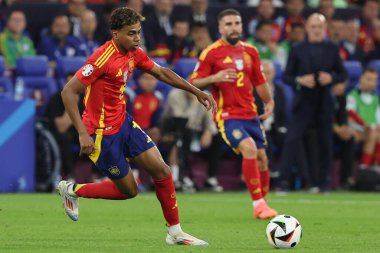Gelsenkirchen, Almanya 20.06.2024: Gelsenkirchen 'deki Veltins Arena Stadyumu' nda İspanya ile İtalya arasında oynanan UEFA EURO 2024 grup B grup futbol maçı sırasında İspanya 'dan Lamine Yamal.