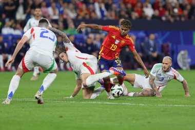 Gelsenkirchen, Almanya 20.06.2024: İtalya 'dan Riccardo Calafiori, İspanya' dan Lamine Yamal, İtalya 'dan Federico Dimarco UEFA EURO 2024 grup B grubu futbol maçı sırasında İspanya ile İtalya arasında Gelsenkirchen' deki Veltins Arena Stadyumu 'nda oynanan karşılaşma..