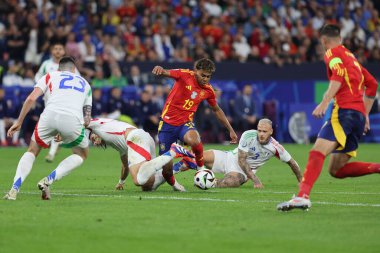 Gelsenkirchen, Almanya 20.06.2024: İtalya 'dan Riccardo Calafiori, İspanya' dan Lamine Yamal, İtalya 'dan Federico Dimarco UEFA EURO 2024 grup B grubu futbol maçı sırasında İspanya ile İtalya arasında Gelsenkirchen' deki Veltins Arena Stadyumu 'nda oynanan karşılaşma..