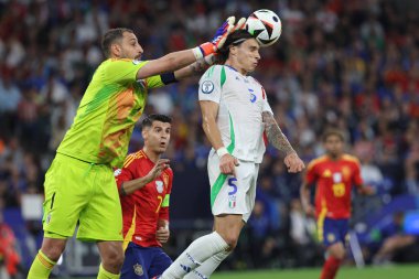 Gelsenkirchen, Almanya 20.06.2024: İtalyan Gianluigi Donnarumma, İtalyan Riccardo Calafiori UEFA EURO 2024 grup B aşaması futbol maçı sırasında İspanya ile Gelsenkirchen 'deki Veltins Arena Stadyumu arasında oynanmıştır..