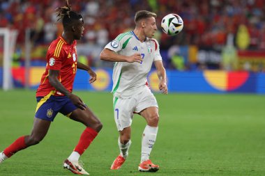 Gelsenkirchen, Almanya 20.06.2024: İspanya 'dan Nico Williams, İtalya' dan Davide Frattesi, İspanya 'nın Gelsenkirchen' deki Veltins Arena Stadyumu 'nda oynanan UEFA EURO 2024 grup B grup futbol maçı sırasında.