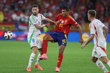 Gelsenkirchen, Almanya 20.06.2024: Gelsenkirchen 'deki Veltins Arena Stadyumu' nda İspanya ile İtalya arasında oynanan UEFA EURO 2024 grup B futbol maçında İtalyan Jorginho ve İspanyol Rodri.