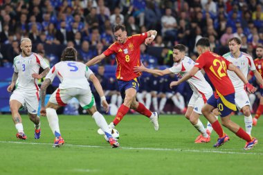 Gelsenkirchen, Almanya 20.06.2024: İspanya 'dan Fabian Ruiz, İtalya' dan Jorginho Gelsenkirchen 'deki Veltins Arena Stadyumu' nda İspanya ile İtalya arasında oynanan UEFA EURO 2024 grup B futbol maçı sırasında.