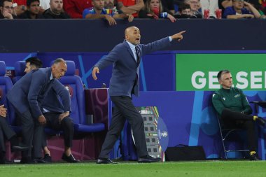 Gelsenkirchen, Almanya 20.06.2024: Luciano Spalletti teknik direktörü İtalya UEFA EURO 2024 grup B grup futbol maçı sırasında İspanya ile İtalya arasında Gelsenkirchen 'deki Veltins Arena Stadyumu' nda oynanmıştır..