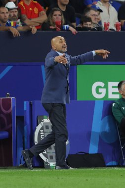 Gelsenkirchen, Almanya 20.06.2024: Luciano Spalletti teknik direktörü İtalya UEFA EURO 2024 grup B grup futbol maçı sırasında İspanya ile İtalya arasında Gelsenkirchen 'deki Veltins Arena Stadyumu' nda oynanmıştır..