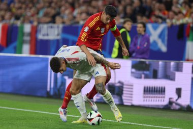 Gelsenkirchen, Almanya 20.06.2024: İspanya 'dan Alvaro Morata, İtalya' dan Giovanni Di Lorenzo, İspanya ile İtalya arasında Gelsenkirchen 'deki Veltins Arena Stadyumu' nda oynanan UEFA EURO 2024 grup B grup futbol maçı sırasında.
