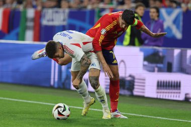 Gelsenkirchen, Almanya 20.06.2024: İspanya 'dan Alvaro Morata, İtalya' dan Giovanni Di Lorenzo, İspanya ile İtalya arasında Gelsenkirchen 'deki Veltins Arena Stadyumu' nda oynanan UEFA EURO 2024 grup B grup futbol maçı sırasında.