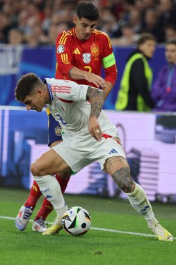 Gelsenkirchen, Almanya 20.06.2024: İspanya 'dan Alvaro Morata, İtalya' dan Giovanni Di Lorenzo, İspanya ile İtalya arasında Gelsenkirchen 'deki Veltins Arena Stadyumu' nda oynanan UEFA EURO 2024 grup B grup futbol maçı sırasında.
