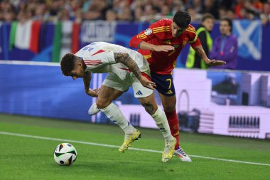 Gelsenkirchen, Almanya 20.06.2024: İspanya 'dan Alvaro Morata, İtalya' dan Giovanni Di Lorenzo, İspanya ile İtalya arasında Gelsenkirchen 'deki Veltins Arena Stadyumu' nda oynanan UEFA EURO 2024 grup B grup futbol maçı sırasında.