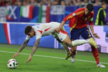 Gelsenkirchen, Almanya 20.06.2024: İspanya 'dan Alvaro Morata, İtalya' dan Giovanni Di Lorenzo, İspanya ile İtalya arasında Gelsenkirchen 'deki Veltins Arena Stadyumu' nda oynanan UEFA EURO 2024 grup B grup futbol maçı sırasında.