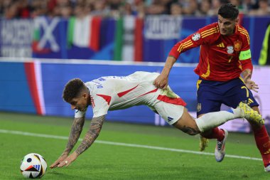 Gelsenkirchen, Almanya 20.06.2024: İspanya 'dan Alvaro Morata, İtalya' dan Giovanni Di Lorenzo, İspanya ile İtalya arasında Gelsenkirchen 'deki Veltins Arena Stadyumu' nda oynanan UEFA EURO 2024 grup B grup futbol maçı sırasında.