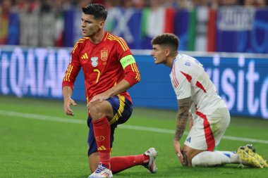 Gelsenkirchen, Almanya 20.06.2024: İspanya 'dan Alvaro Morata, İtalya' dan Giovanni Di Lorenzo, İspanya ile İtalya arasında Gelsenkirchen 'deki Veltins Arena Stadyumu' nda oynanan UEFA EURO 2024 grup B grup futbol maçı sırasında.