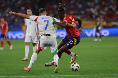 Gelsenkirchen, Almanya 20.06.2024: İtalyan Davide Frattesi (İtalyan Nico Williams) UEFA EURO 2024 grup B grup maçında İspanya ile İtalya arasında Gelsenkirchen 'deki Veltins Arena Stadyumu' nda oynanan karşılaşmada.