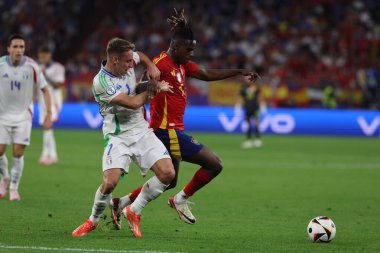 Gelsenkirchen, Almanya 20.06.2024: İtalyan Davide Frattesi (İtalyan Nico Williams) UEFA EURO 2024 grup B grup maçında İspanya ile İtalya arasında Gelsenkirchen 'deki Veltins Arena Stadyumu' nda oynanan karşılaşmada.