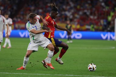 Gelsenkirchen, Almanya 20.06.2024: İtalyan Davide Frattesi (İtalyan Nico Williams) UEFA EURO 2024 grup B grup maçında İspanya ile İtalya arasında Gelsenkirchen 'deki Veltins Arena Stadyumu' nda oynanan karşılaşmada.