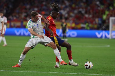 Gelsenkirchen, Almanya 20.06.2024: İtalyan Davide Frattesi (İtalyan Nico Williams) UEFA EURO 2024 grup B grup maçında İspanya ile İtalya arasında Gelsenkirchen 'deki Veltins Arena Stadyumu' nda oynanan karşılaşmada.
