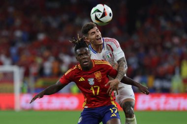 Gelsenkirchen, Almanya 20.06.2024: İspanya 'dan Nico Williams, İtalya' dan Giovanni Di Lorenzo, İspanya 'nın Gelsenkirchen' deki Veltins Arena Stadyumu 'nda oynadığı UEFA EURO 2024 grup B grup futbol maçı sırasında.