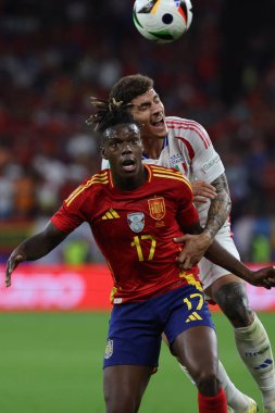 Gelsenkirchen, Almanya 20.06.2024: İspanya 'dan Nico Williams, İtalya' dan Giovanni Di Lorenzo, İspanya 'nın Gelsenkirchen' deki Veltins Arena Stadyumu 'nda oynadığı UEFA EURO 2024 grup B grup futbol maçı sırasında.