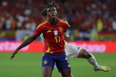 Gelsenkirchen, Almanya 20.06.2024: İspanya 'dan Nico Williams, İtalya' dan Giovanni Di Lorenzo, İspanya 'nın Gelsenkirchen' deki Veltins Arena Stadyumu 'nda oynadığı UEFA EURO 2024 grup B grup futbol maçı sırasında.