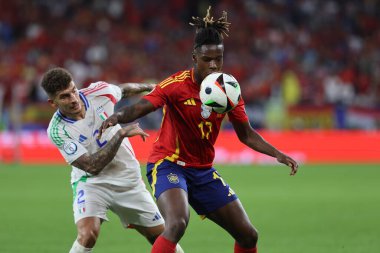 Gelsenkirchen, Almanya 20.06.2024: İspanya 'dan Nico Williams, İtalya' dan Giovanni Di Lorenzo, İspanya 'nın Gelsenkirchen' deki Veltins Arena Stadyumu 'nda oynadığı UEFA EURO 2024 grup B grup futbol maçı sırasında.