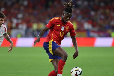 Gelsenkirchen, Almanya 20.06.2024: İspanya 'dan Nico Williams, İtalya' dan Giovanni Di Lorenzo, İspanya 'nın Gelsenkirchen' deki Veltins Arena Stadyumu 'nda oynadığı UEFA EURO 2024 grup B grup futbol maçı sırasında.