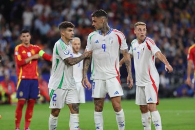 Gelsenkirchen, Almanya 20.06.2024: İtalyan Giovanni Di Lorenzo, İtalyan Gianluca Scamacca, Gelsenkirchen 'deki Veltins Arena stadyumunda İspanya ile İtalya arasında oynanan UEFA 2024 grup B aşaması futbol maçı sırasında.