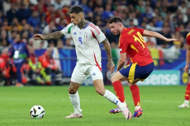 Gelsenkirchen, Almanya 20.06.2024: İtalyan Gianluca Scamacca Gelsenkirchen 'deki Veltins Arena stadyumunda İspanya ile İtalya arasında oynanan UEFA EURO 2024 grup B grup futbol maçı sırasında İspanya' dan Aymeric Laporte.