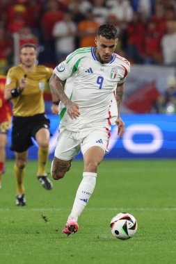 Gelsenkirchen, Almanya 20.06.2024: Gelsenkirchen 'deki Veltins Arena stadyumunda İspanya ile İtalya arasında oynanan UEFA EURO 2024 grup B futbol maçı sırasında İtalyan Gianluca Scamacca.