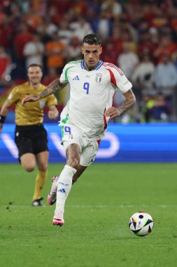 Gelsenkirchen, Almanya 20.06.2024: Gelsenkirchen 'deki Veltins Arena stadyumunda İspanya ile İtalya arasında oynanan UEFA EURO 2024 grup B futbol maçı sırasında İtalyan Gianluca Scamacca.