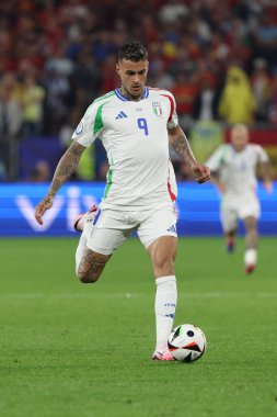 Gelsenkirchen, Almanya 20.06.2024: Gelsenkirchen 'deki Veltins Arena stadyumunda İspanya ile İtalya arasında oynanan UEFA EURO 2024 grup B futbol maçı sırasında İtalyan Gianluca Scamacca.