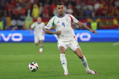 Gelsenkirchen, Almanya 20.06.2024: Gelsenkirchen 'deki Veltins Arena stadyumunda İspanya ile İtalya arasında oynanan UEFA EURO 2024 grup B futbol maçı sırasında İtalyan Gianluca Scamacca.