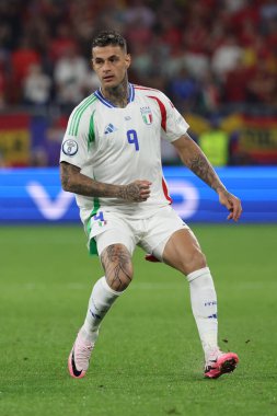 Gelsenkirchen, Almanya 20.06.2024: Gelsenkirchen 'deki Veltins Arena stadyumunda İspanya ile İtalya arasında oynanan UEFA EURO 2024 grup B futbol maçı sırasında İtalyan Gianluca Scamacca.